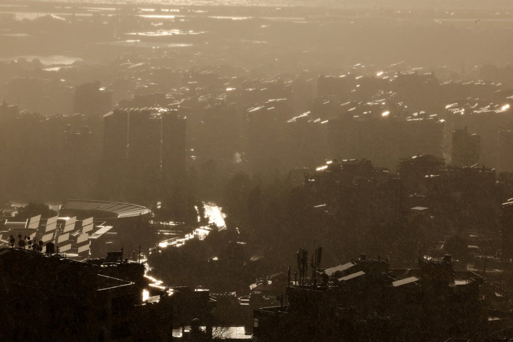 內塔尼亞胡已指示軍方進一步擴大在黎巴嫩南部的「安全緩衝區」，以應對真主黨持續發射火箭及反坦克導彈。路透社