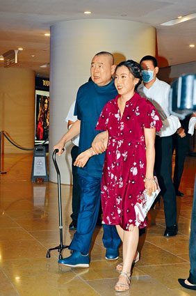 吉林通化工作人员入户为居民采样检测。