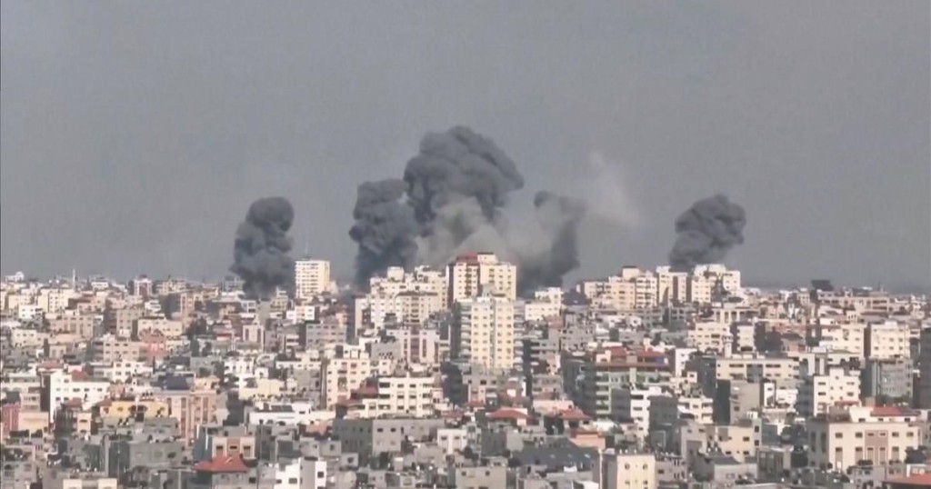 以色列遭哈马斯火箭弹袭击，有数以百计人丧生，数以千计人受伤。网上图片