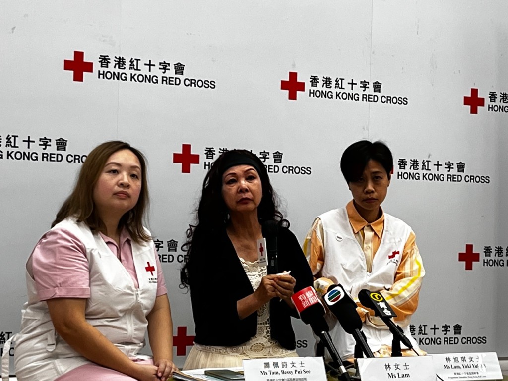 左起：红十字会社区服务助理经理谭佩诗、查询人林瑞芬女士及红十字会服务干事林旭琪。李健威摄