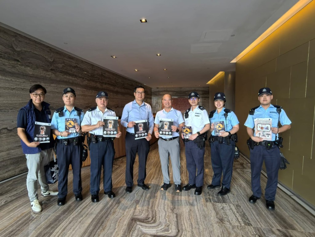 荃灣警區人員聯同屋苑管業處代表向區內居民派發防罪單張。 荃灣警區人員聯同屋苑管業處代表向區內居民派發防罪單張。