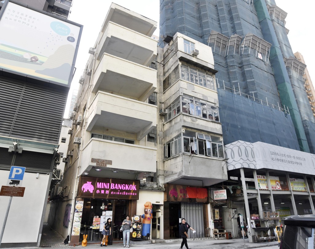 黄于2019年斥资1230万购入上址,翻看当年地图,衙前塱道1A号右边一列为4层高旧楼,占据整条街道,极具收购重建价值。 黄于2019年斥资1230万购入上址,翻看当年地图,衙前塱道1A号右边一列为4层高旧楼,占据整条街道,极具收购重建价值。