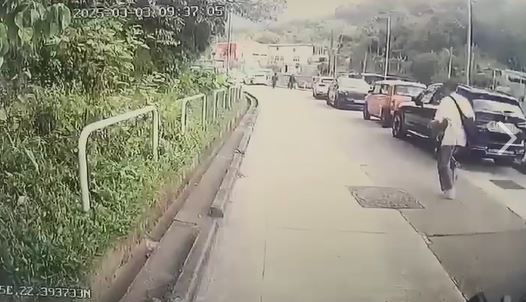 另一名白衣少年亦往荃錦公路方向逃走。（小巴負責人曾女士提供）