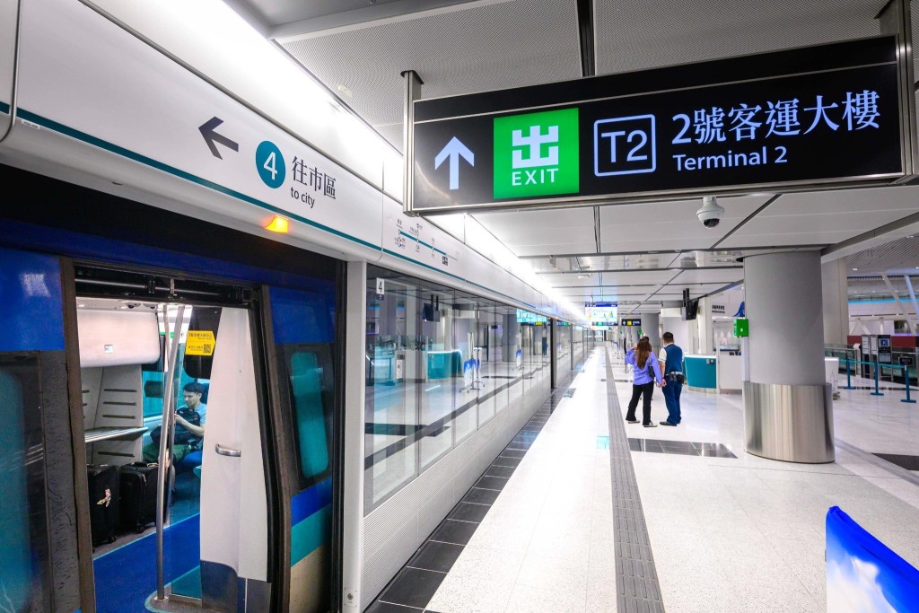 機場快綫:自5月20日起一併服務新大樓,列車抵達機場站時兩側車門同時開啟,右邊車門無縫接駁T2離港層。 機場快綫:自5月20日起一併服務新大樓,列車抵達機場站時兩側車門同時開啟,右邊車門無縫接駁T2離港層。