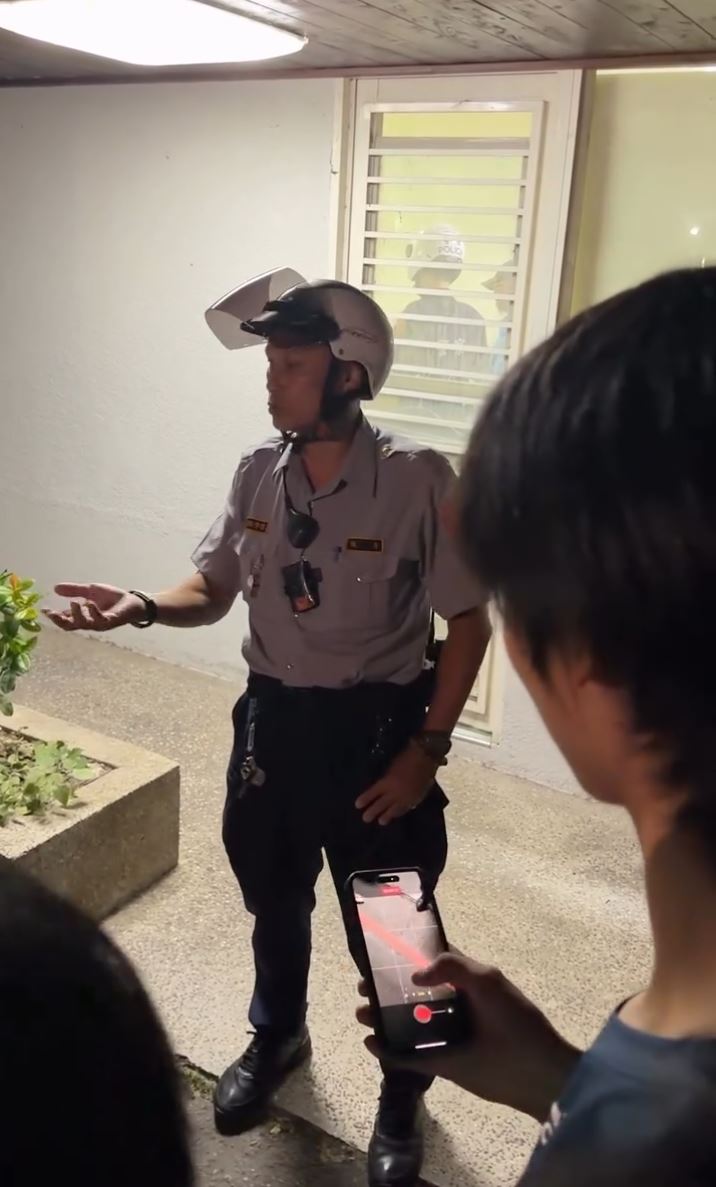 警卫呼吁追拍追拍“擒屎皇”的学生冷静。Threads 