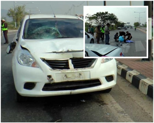 女騎士(小圖)被撞飛後倒臥地上。網圖