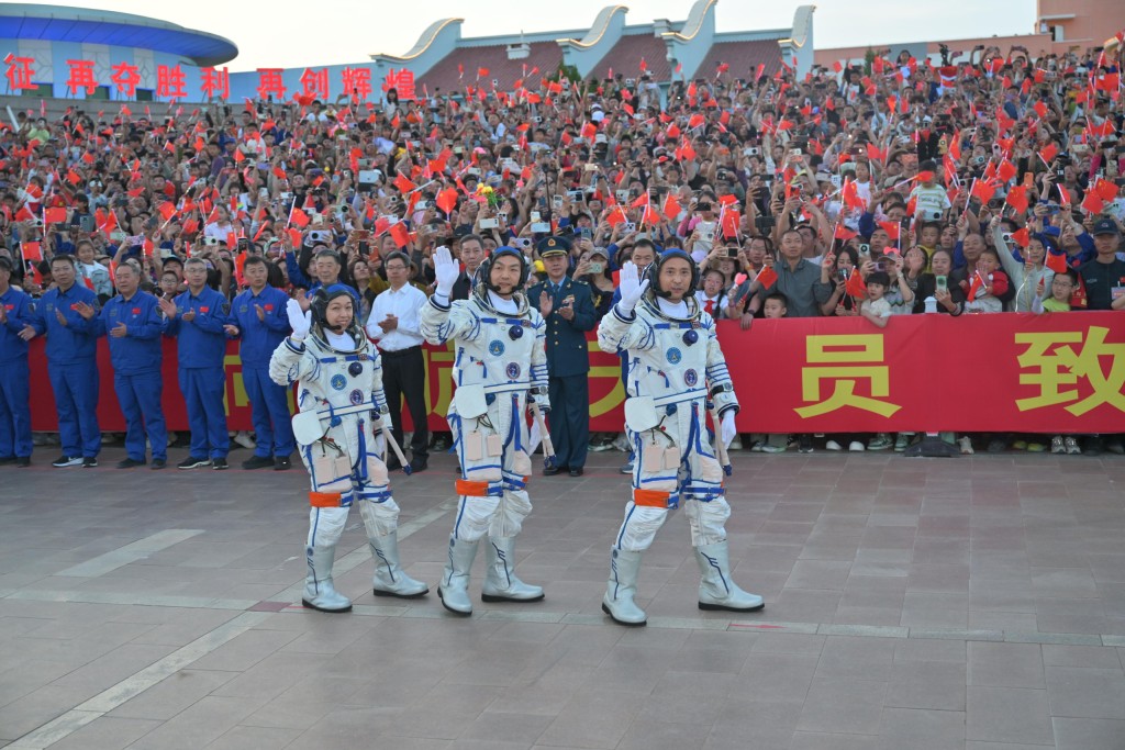 神舟二十三號載人飛船升空至今約3個半月。 神舟二十三號載人飛船升空至今約3個半月。