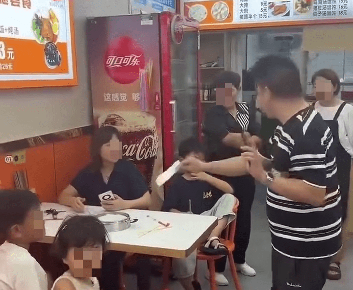 麵店老闆因被給負評與顧客對質。
