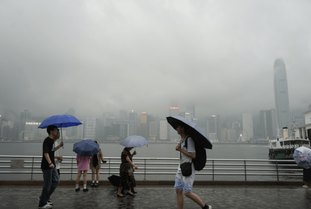 天文台预料未来八天雨水频仍，最高湿度可达95%。