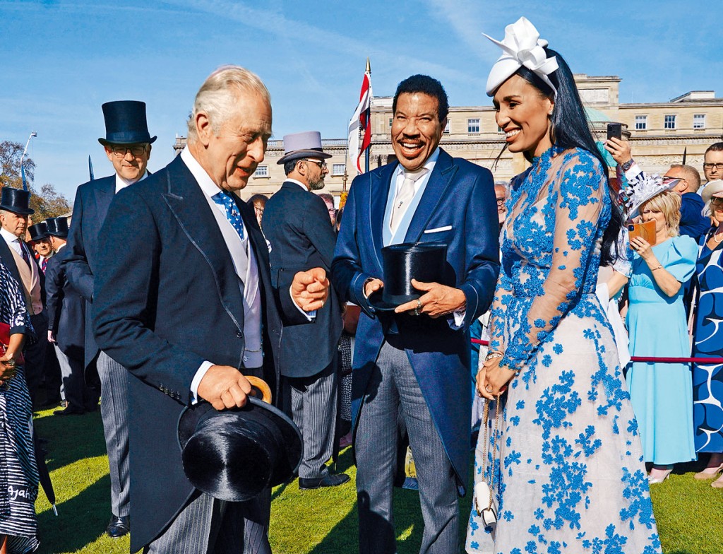 英皇查理斯三世周三在白金汉宫举行花园派对，与美国老牌歌手Lionel Richie及其女友Lisa Parigi倾谈。