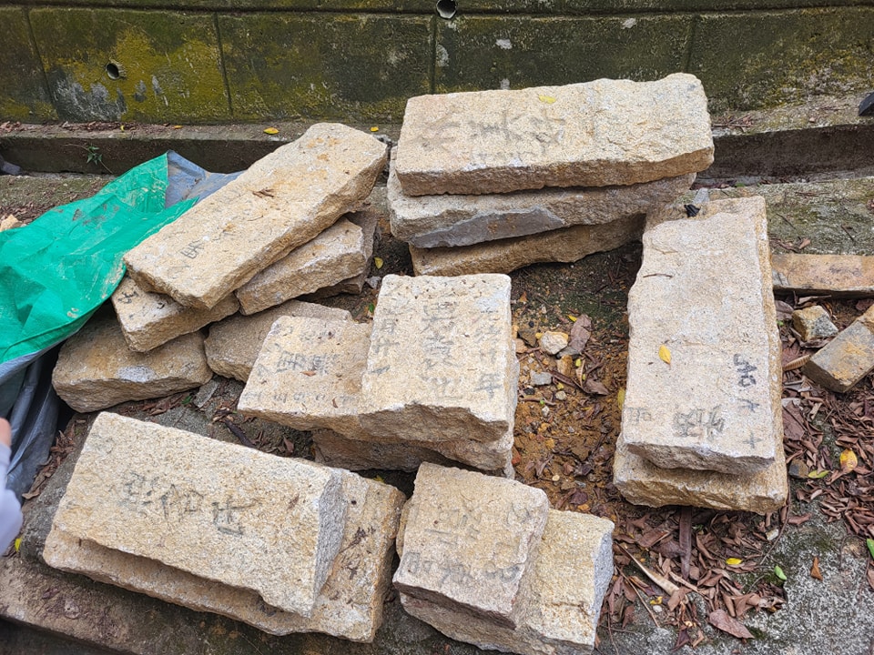 承建商将坡上挖掘出来的墓碑收集有待处置。(香港行迹提供)