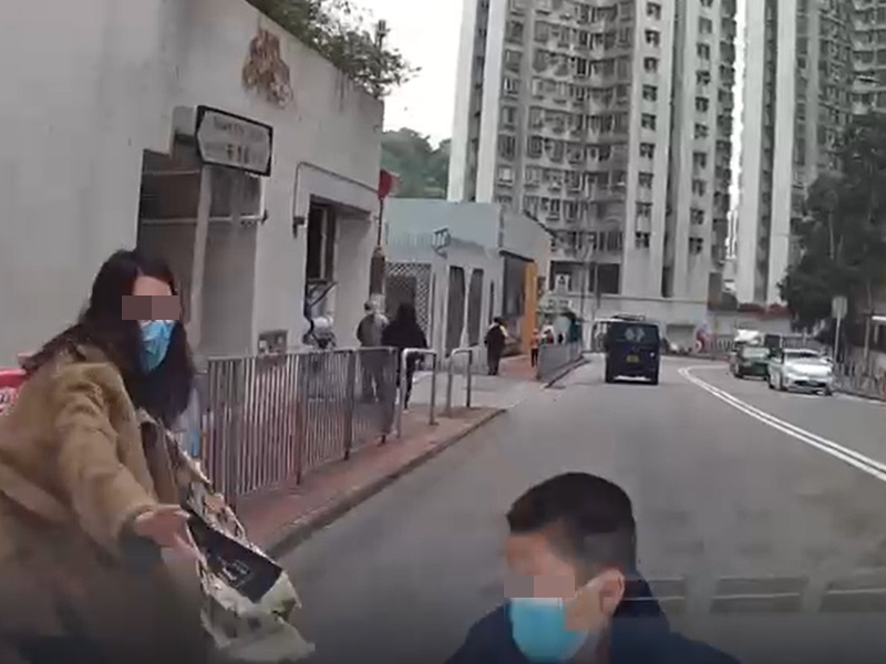 但男童媽媽來不及拉著男童。