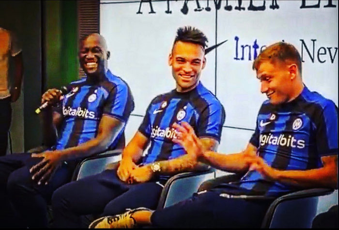 球衣宣传活动上，卢卡古(左)跟队友有讲有笑。 网上图片