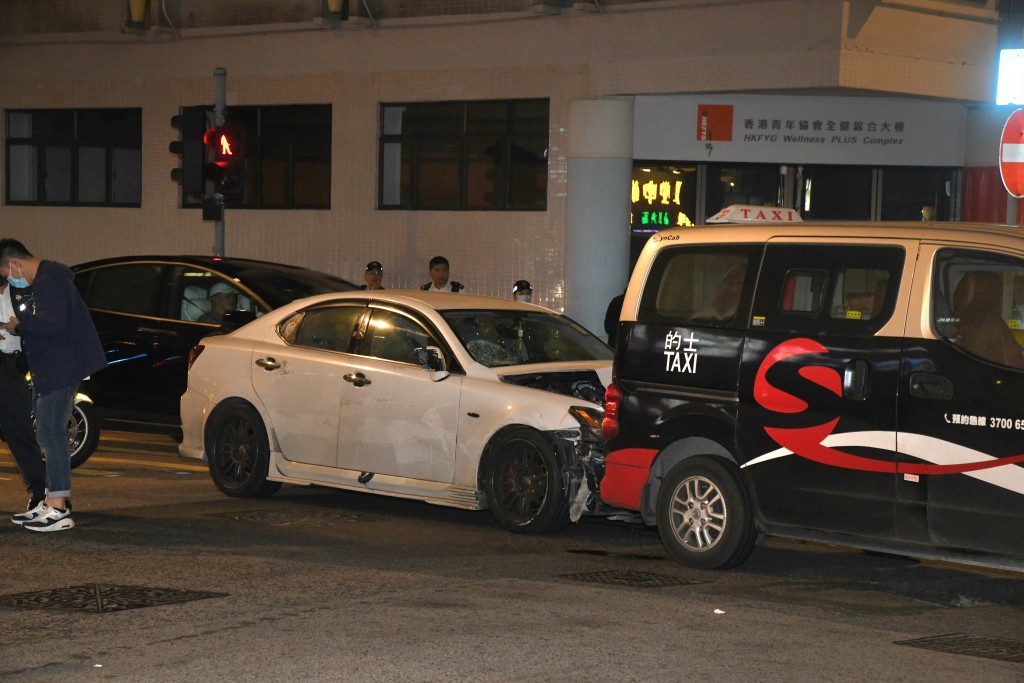 最終，肇事白色私家車於元州街九江街交界撞到一部的士後停下。徐裕民攝