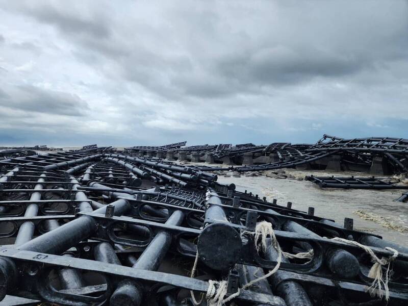 台灣西部海域大量太陽能發電設施被吹上岸。自由時報 台灣西部海域大量太陽能發電設施被吹上岸。自由時報