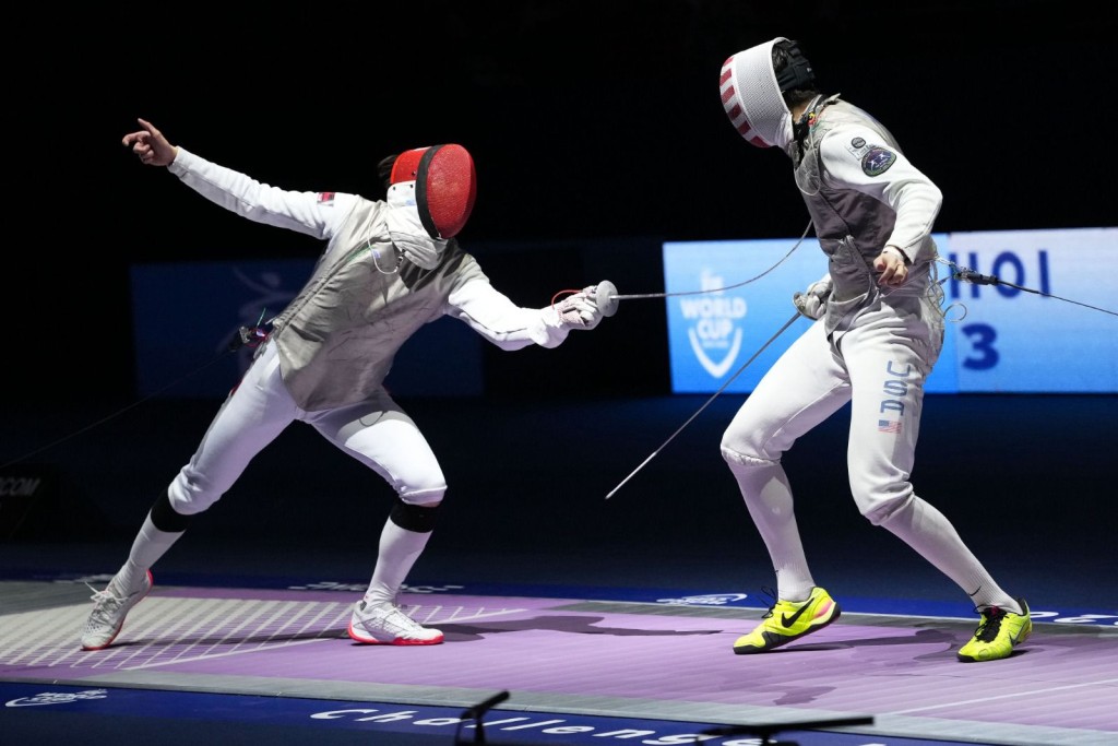 Ryan（左）在個人賽決賽中對美國一哥陳海翔（右）。香港劍總圖