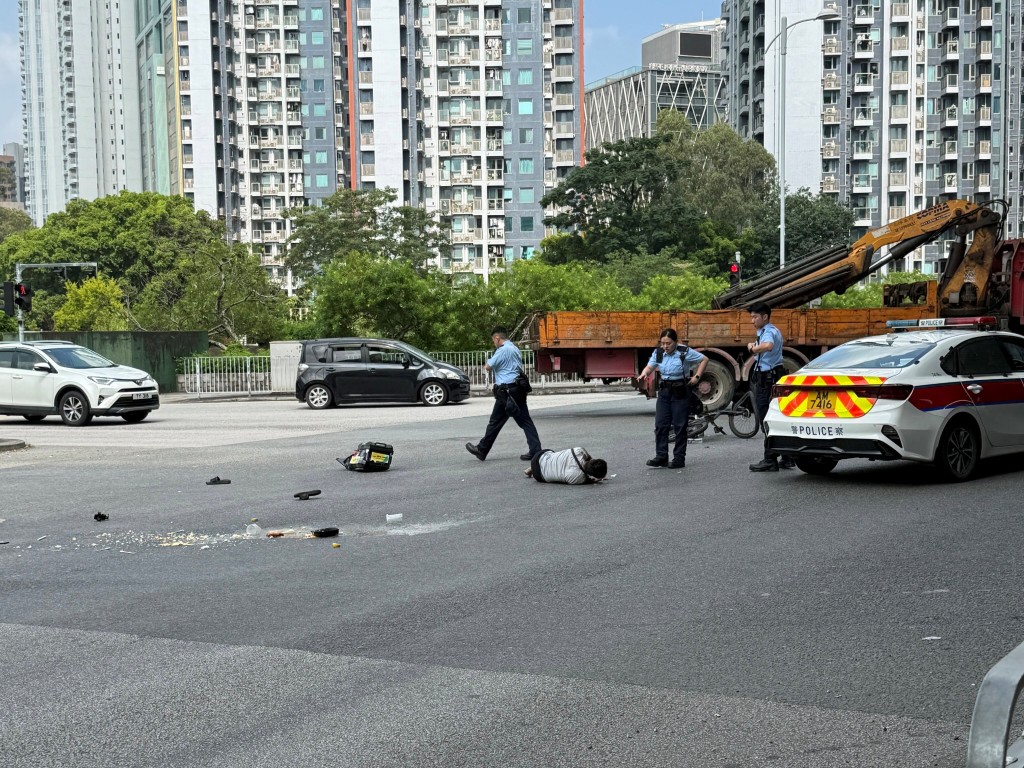 電動單車上外賣食物灑滿一地,警員落車查看傷者情況。Threads:ondo.gdog 電動單車上外賣食物灑滿一地,警員落車查看傷者情況。Threads:ondo.gdog