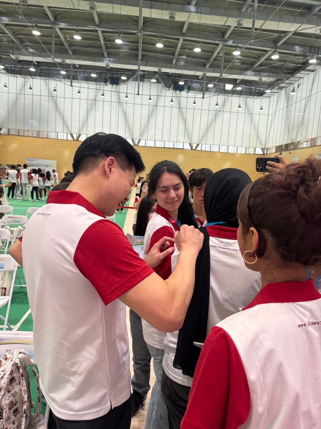 香港律師會會長湯文龍為學生簽名留念。 香港律師會會長湯文龍為學生簽名留念。