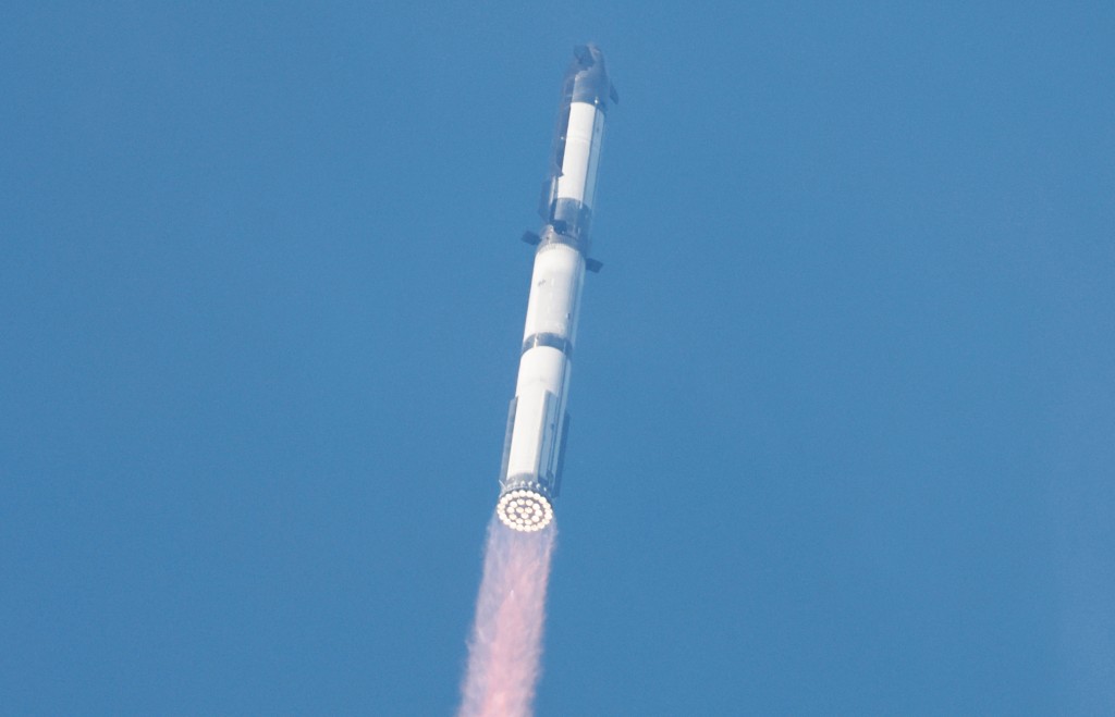  星艦火箭從SpaceX位於美國德州的發射中心升空。 路透社