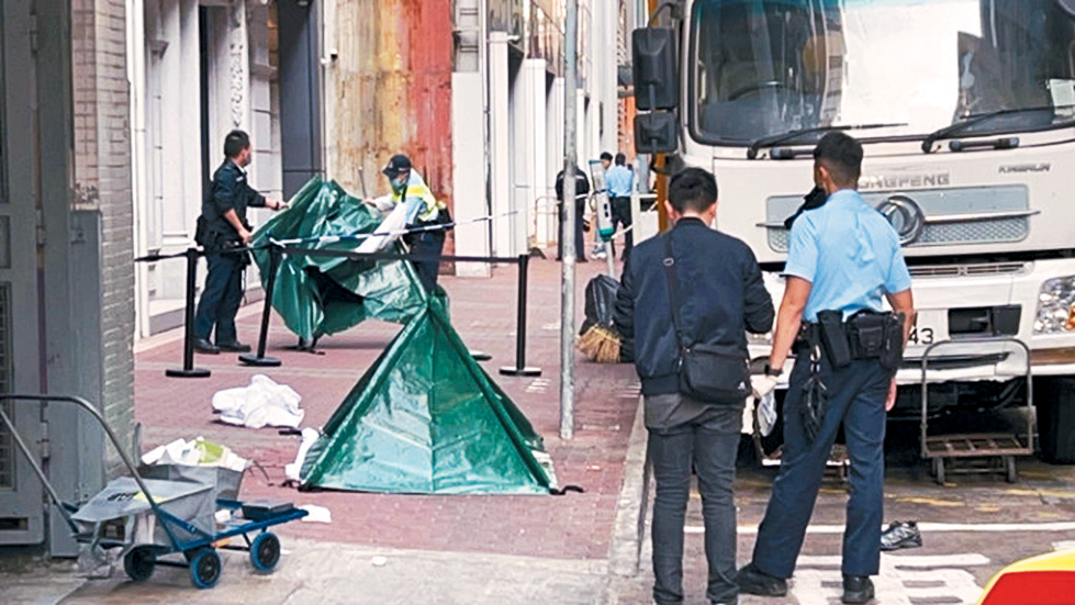 墮樓女子當場證實死亡，警員以小型帳篷遮蓋遺體。