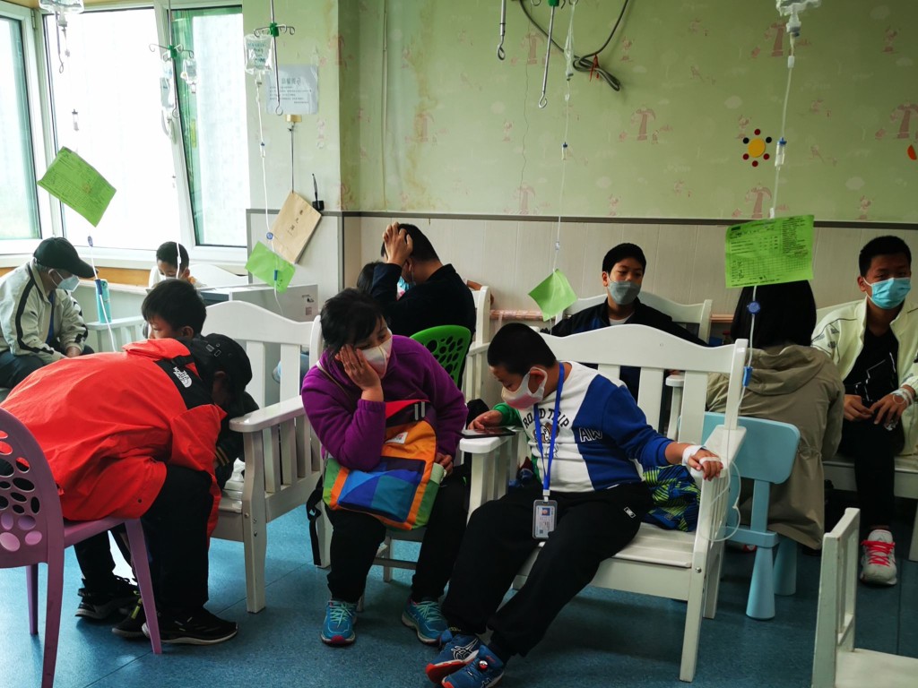 北京海淀區一家社區醫院兒科人滿為患，排隊的人龍擠到電梯口。 楊浚源攝