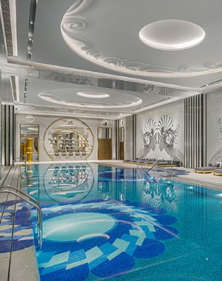 澳门好去处2023｜3. THE KARL LAGERFELD 室内恒温游泳池贯彻Karl Lagerfeld的时尚风格，大胆摩登的马赛克结合欧式石柱，配合刻意放大的东方元素。