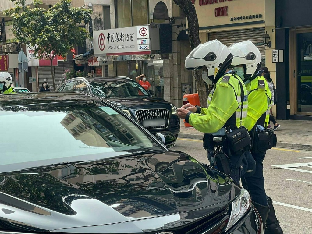 警方交通總部於3月進行全港交通主題執法行動「亮景 + 同行者」，打擊各項不專注駕駛及行人違規的行為。警方提供