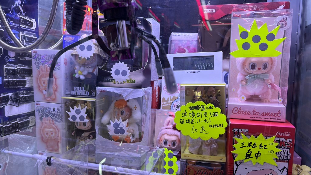 近年,夾公仔機及彈珠機興起,不少市民或沉迷其中。 近年,夾公仔機及彈珠機興起,不少市民或沉迷其中。