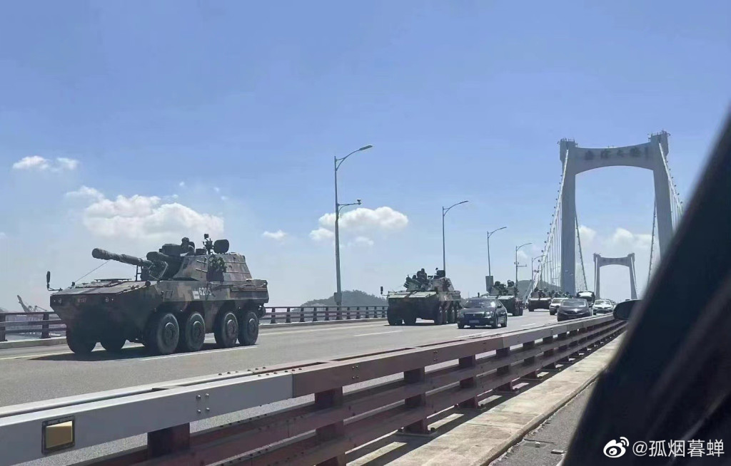 大批軍車裝甲車，於廈門市內列隊行駛。網圖
