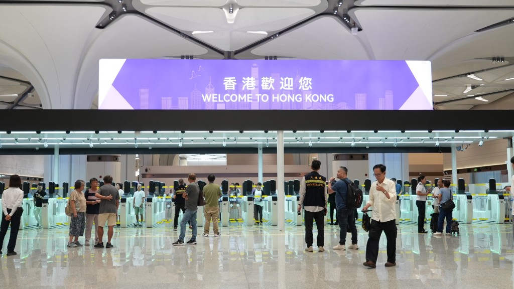 現時皇崗口岸離境和入境大堂都十分暢順。 現時皇崗口岸離境和入境大堂都十分暢順。