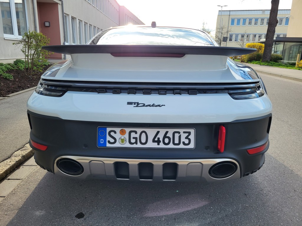 保時捷Porsche 911 Dakar車底前後及兩側加上不鏽鋼擋板。