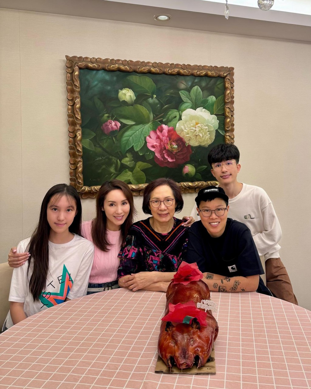 郭可盈前日分享与家人及妈妈一同庆祝生日的照片。