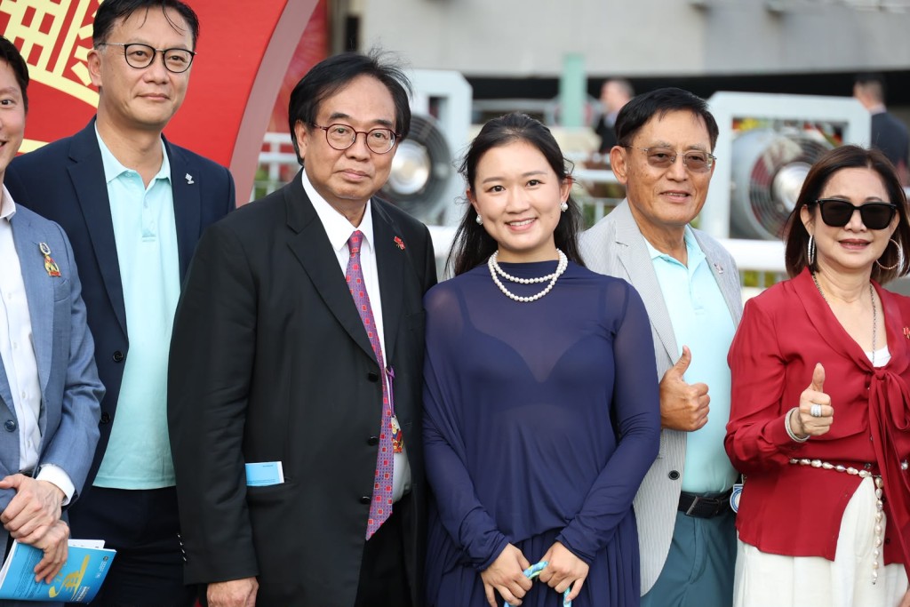今年國慶日賽馬,「電子好好」爆冷勝出,作為馬主成員的盧偉國當日都有和余仲欣一起入場「拉頭馬」。資料圖片 今年國慶日賽馬,「電子好好」爆冷勝出,作為馬主成員的盧偉國當日都有和余仲欣一起入場「拉頭馬」。資料圖片
