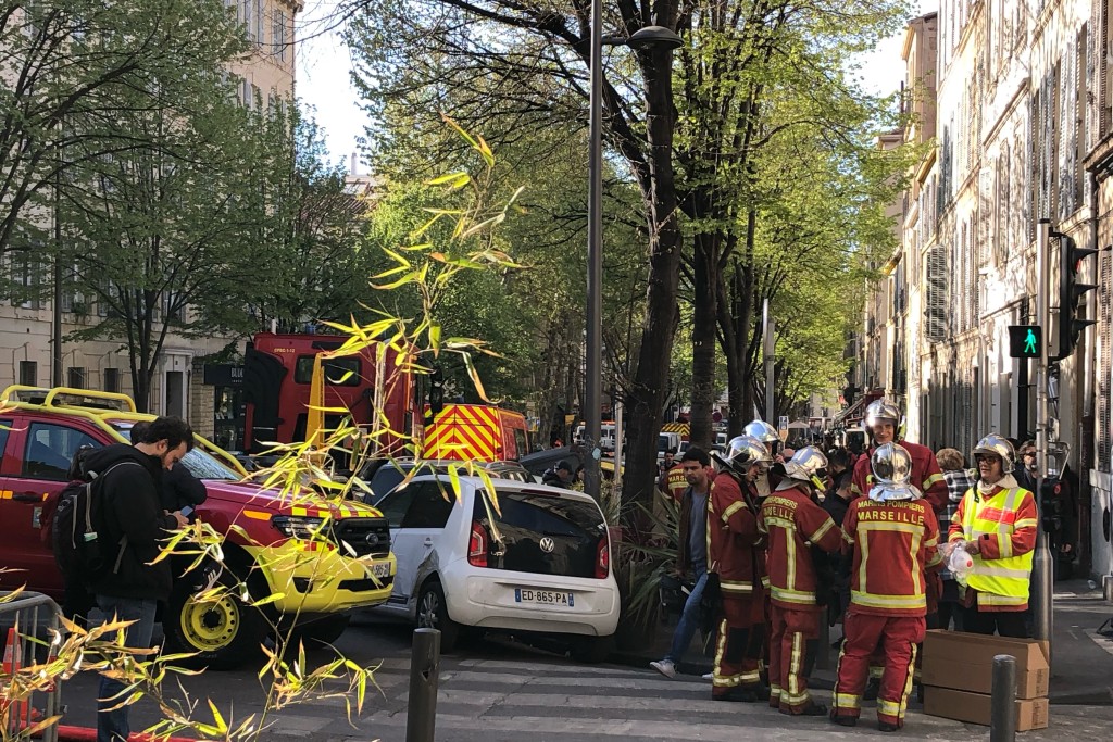 法國南部馬賽發生樓房倒塌事件，消防隊員聚集在一棟建築物倒塌的街道附近。AP
