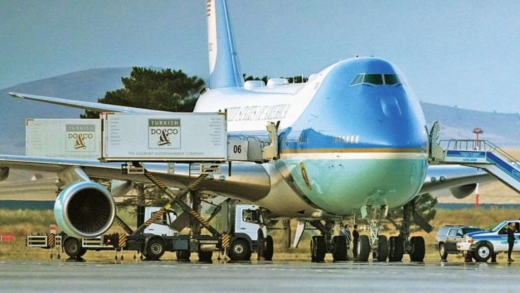 7月8日安卡拉機場，在舊空軍一號旁邊，可見有機場餐飲車停泊。美聯社