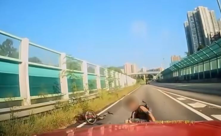 單車男墮地，人車分離。網片截圖