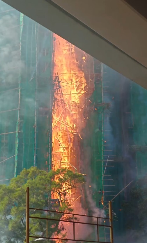 火勢沿外牆保護網及棚架燃燒，蔓延至整幢大樓于，整個過程僅10分鐘內。Threads@striking_biking片段截圖