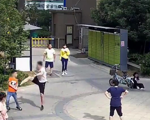 女伴被足球擊中後蹲下來（右），男子一腳將踢波少年踢倒，最終被拘留12日。（網圖）