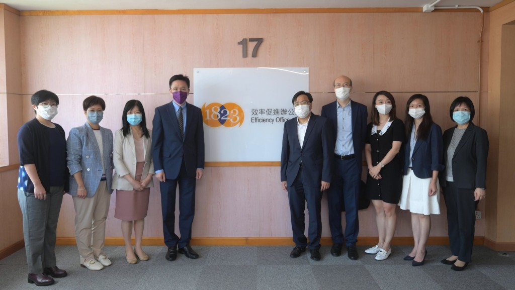 孫東(左四)今日探訪1823中心。政府新聞處圖片
