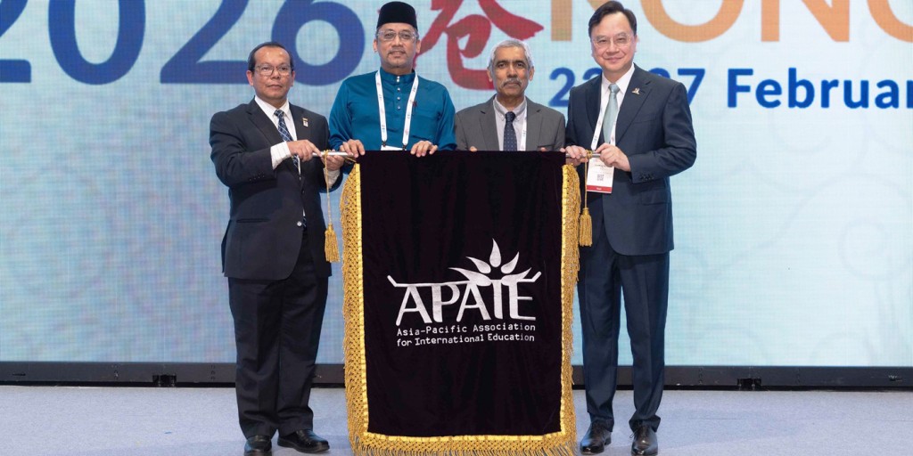 盧煜明（右一）在2026 APAIE年會暨展覽閉幕典禮上參與會旗交接儀式。中大提供