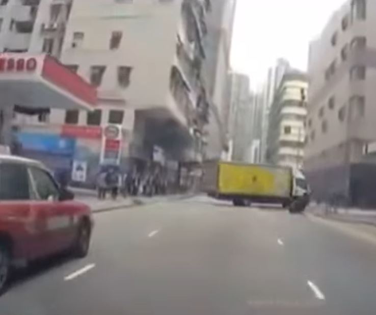 电单车收掣不及，与货车相撞。车cam L（香港群组）影片截图