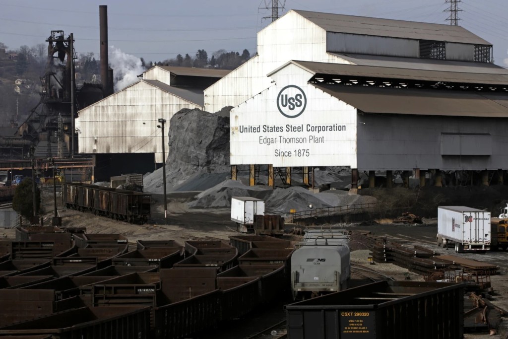 路透社指，拜登呼籲加征中國鋼鋁產品關稅是為爭取鋼鐵業的支持。美聯社