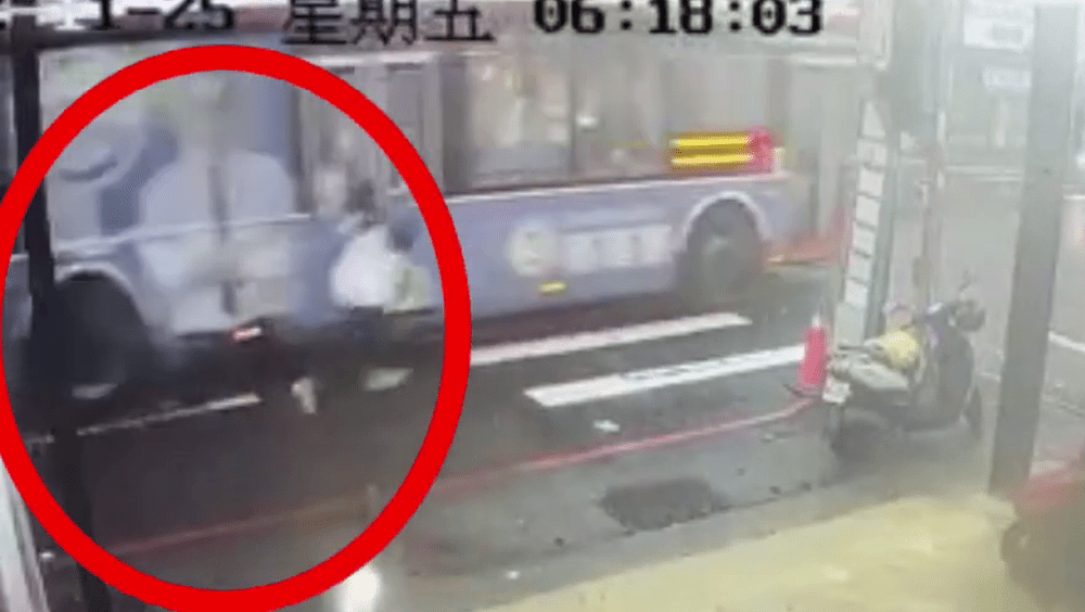 閉路電視畫面顯示，巴士在畫面出現時，女學生已被巴士拖行。
