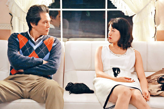 ■石桥静河因家中守旧思想，让她与父亲加藤雅也关系时好时坏。