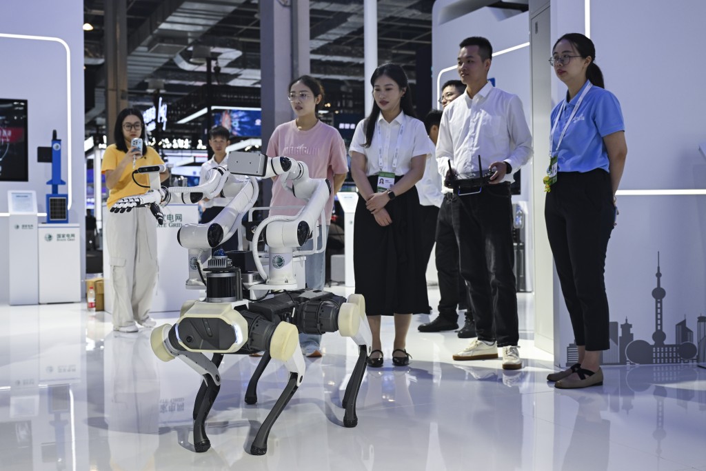 2025世界人工智能大會上，有機械人展示製作巡邏能力。新華社