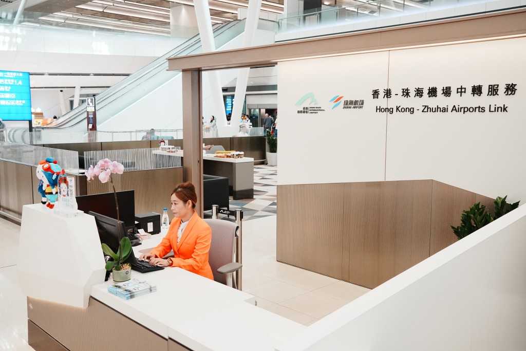 中轉櫃台及休息區位於香港國際機場T2航站樓。