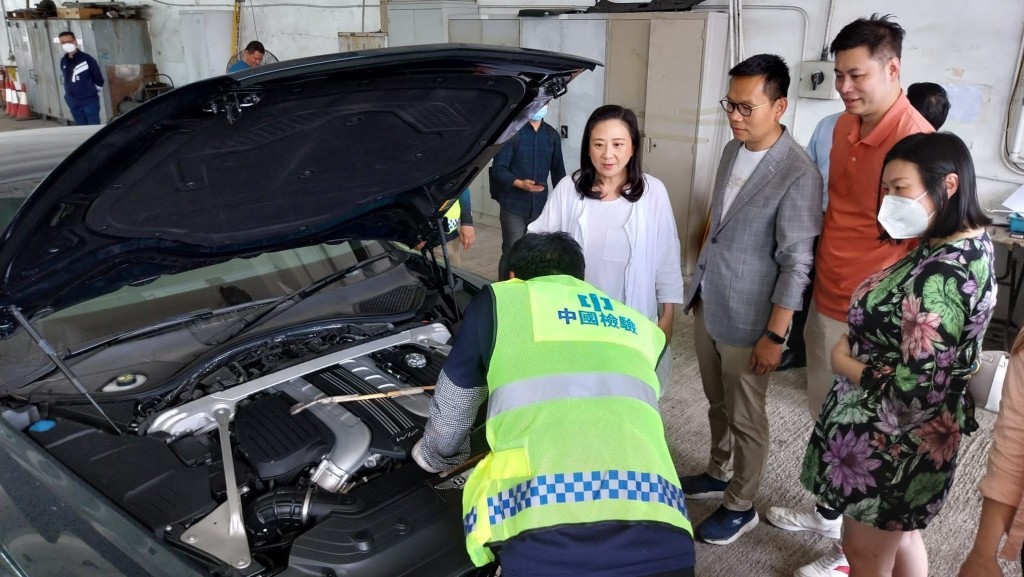 民建聯多名立法會議員今日考察中檢位於元朗的驗車中心,並與公司管理層交流。