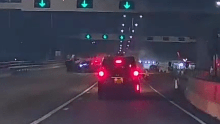剛出隧道的正綫車輛躲避不及捱撞。FB:車cam L(香港群組) 剛出隧道的正綫車輛躲避不及捱撞。FB:車cam L(香港群組)