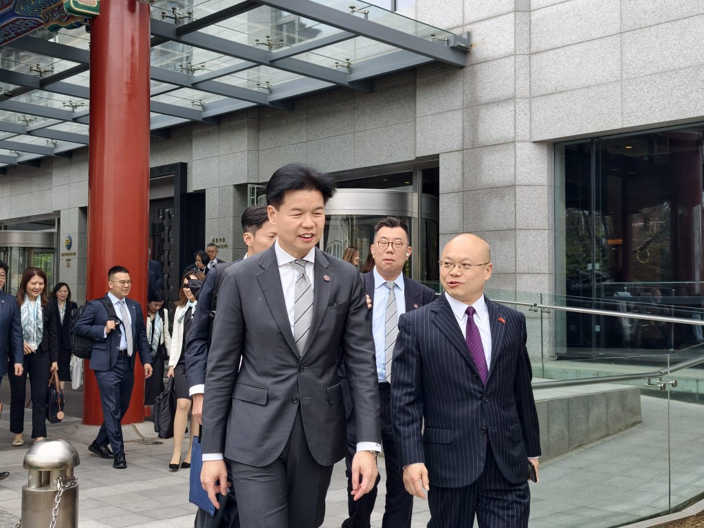 香港律师会理事会及秘书长组成的20人代表团今早从北京香港赛马会所出发,前往港澳办拜访。图左为香港律师会会长汤文龙,右为中联办法律部部长刘春华。杨浚源摄 香港律师会理事会及秘书长组成的20人代表团今早从北京香港赛马会所出发,前往港澳办拜访。图左为香港律师会会长汤文龙,右为中联办法律部部长刘春华。杨浚源摄