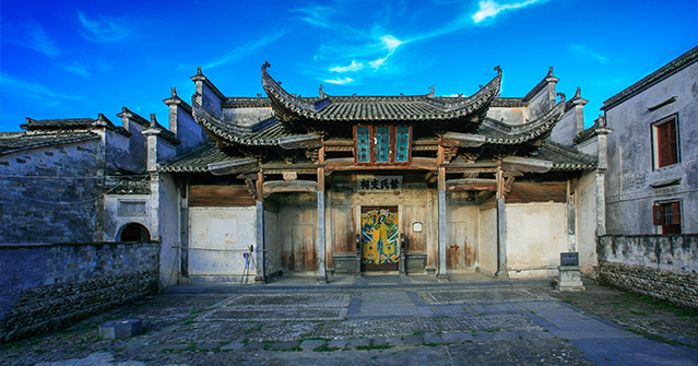 南屏景區（南屏村），位於安徽省黃山市黟縣縣城西南約4公里的南屏山下，是一座有千年歷史、規模宏大的徽商聚居古村落。